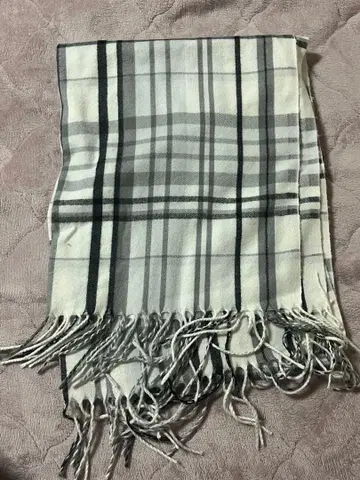체크 무늬 프린지 머플러