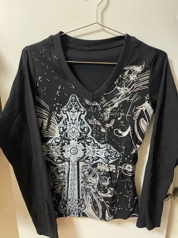 크로스 프린트 V넥 롱 T셔츠 블랙