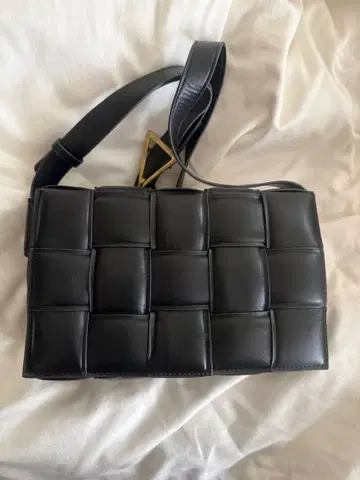 블랙 가죽 숄더백 연말 특별 가격