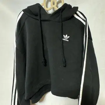 adidas 블랙 크롭 후드티