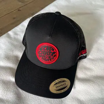 립 컬 블랙 스냅백 캡 FUSION