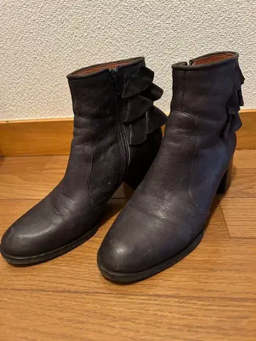 Chie Mihara 다크 브라운 프릴 장식 부티 중간 굽