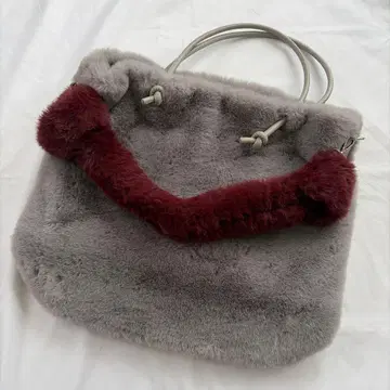 이아 파피용 퍼 숄더백