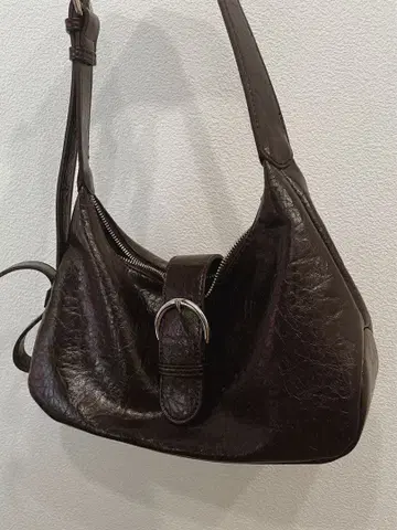 다크 브라운 가죽 숄더백