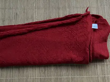 동봉용 빨간색 스톨과 스니커즈