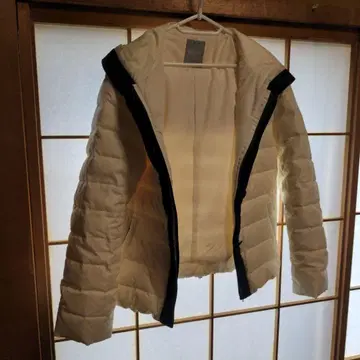 더마 컬렉션의 다운 자켓 화이트 컬러