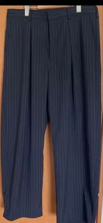 GU 네이비 배럴 레그 스트라이프 슬랙스