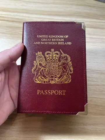 버건디 여권 커버 왕실 문장 디자인