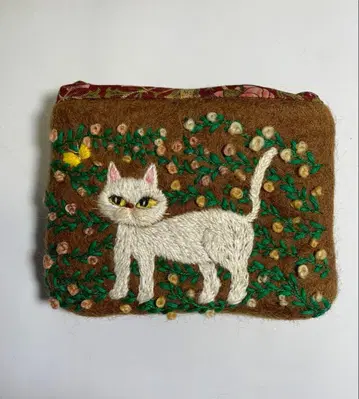 화이트 고양이와 노랑나비 양모 펠트 원단 파우치