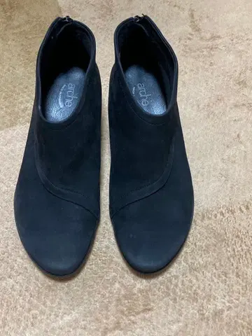 arche 블랙 스웨이드 부티