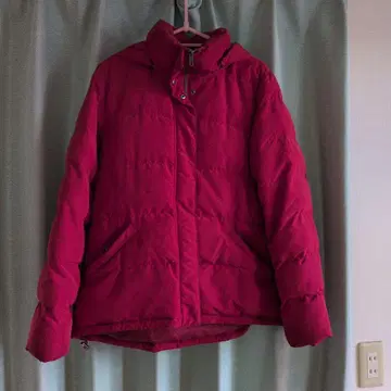 후드 부착 빨간색 다운 자켓