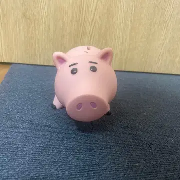 돼지 모양의 플라스틱 저금통