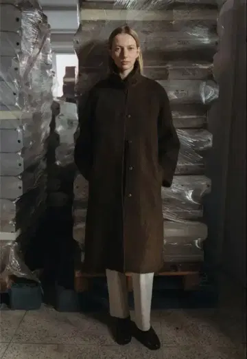 아무것도 쓰여있지 않은 알파카 코트