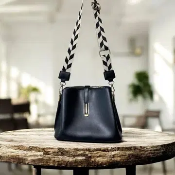 블랙 숄더백 캠퍼스 소재 숄더 스트랩/깔끔한 중형