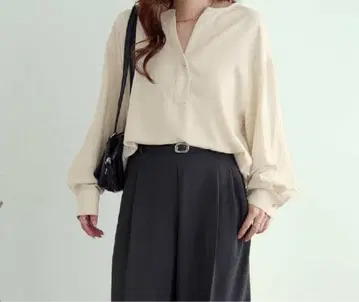 [ Discoat ] 깔끔한 단추 디테일 스키퍼 블라우스