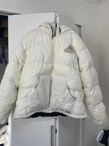 화이트 다운 자켓 후드 부착