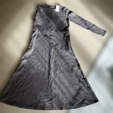 택 포함 새상품 백 버튼 플레어 원피스 38