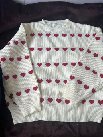 아이보리 하트 무늬 긴팔 스웨터