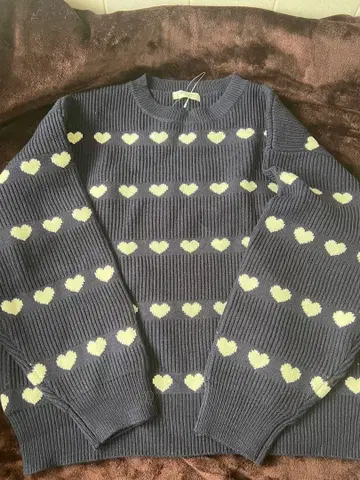 네이비 하트 무늬 긴팔 니트 스웨터