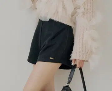 브로치 포함 컴팩트 숏팬츠 chico 블랙