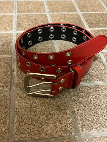 Levi's 빨간색 스터드 벨트