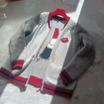 새상품급 GUESS 가디건. 립 패턴