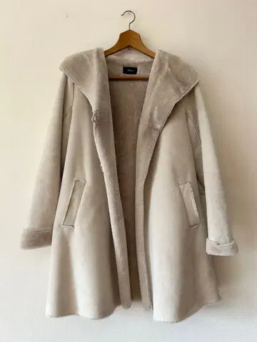 Jines 후드 부착 무스탕 코트 베이지