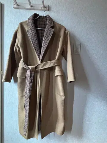 체크 무늬 카라 부착 베이지 롱 코트