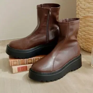 비비안 통굽 더블 스티치 스트레치 숏부츠 브라운