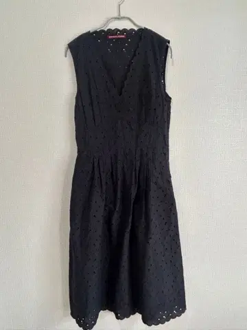 UNIQLO 콩트와르 데코토니에 블랙 자수 V넥 원피스