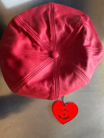 IU 착용 베레모 CLUT STUDIO 레드