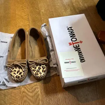 MINNETONKA 레오파드 무늬 모카신 박스 포함