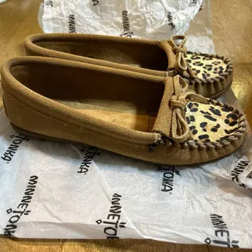 MINNETONKA 레오파드 무늬 모카신 박스 포함