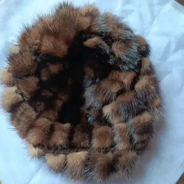 새상품급 브라운 계열 퍼 패치워크풍 디자인 베레모