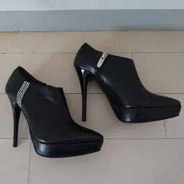 COMEX 블랙 하이힐 부티 스톤 장식