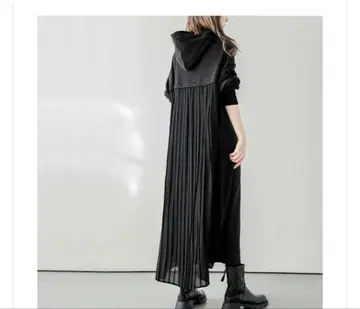 [미사용] 후드 부착 백 플리츠 롱 원피스 블랙