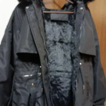 후드 부착 블랙 다운 자켓