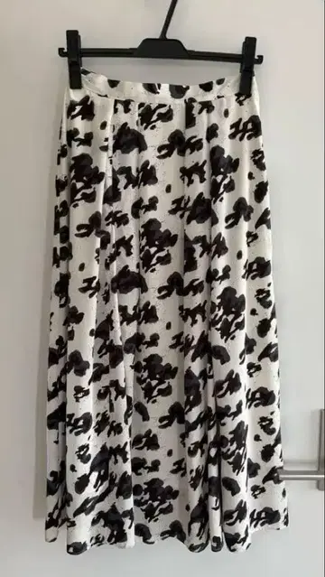 어반리서치 로쏘 종아리 기장 플레어 스커트