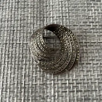 마루카지토 브로치