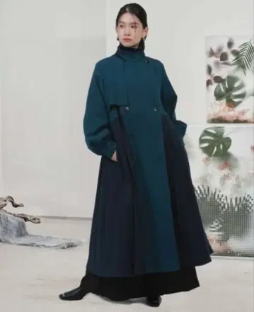 HARE 바이컬러 플리츠 코트 블루