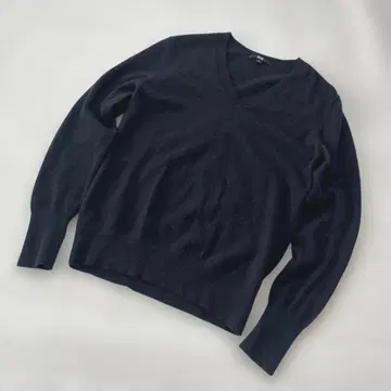 새상품급 유니클로 캐시미어 100% 니트 스웨터 V넥 M 사이즈