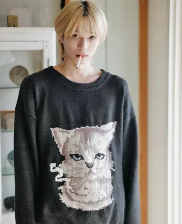 [ primura ] 고양이 자수 다크 그레이 스웨터