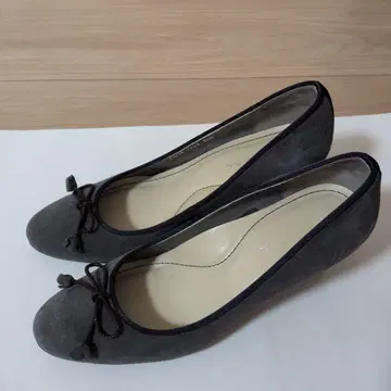 REGAL 그레이 스웨이드 리본 펌프스