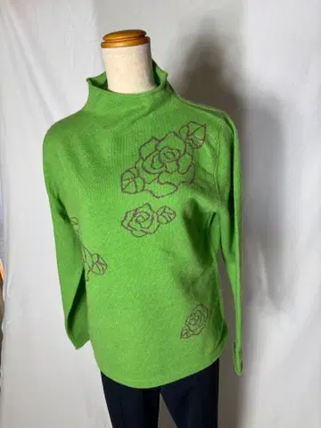 그린 터틀넥 스웨터 로즈 패턴