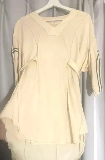 AKIKOAOKI 크림색 긴팔 상의