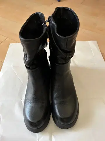 블랙 미들컷 부츠