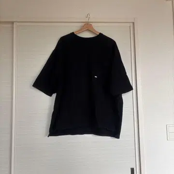 오버 사이즈 블랙 T셔츠 포켓 부착