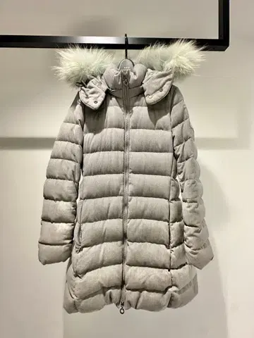 [ TATRAS ] 그레이 다운 자켓 후드 부착