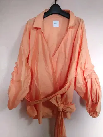 AMERI 오렌지 랩 셔츠 벌룬 슬리브