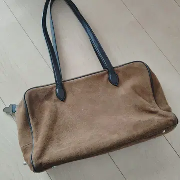 TOUT Y EST 숄더백 SAC LOQUET SUEDE